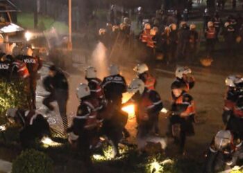 Protesta e opozitës/ Militantët hodhën flakadanë e gurë, 4 efektivë policie pësuan djegie e dëmtime fizike