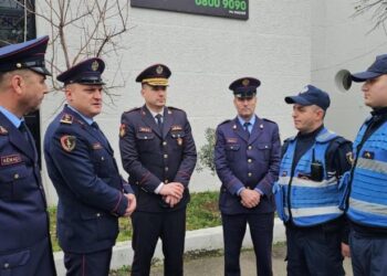 Neutralizuan dhe kapën 58-vjeçarin që grabiti bankën/ Proda takon dy efektivët: Shembulli që përfaqëson Policia e Shtetit