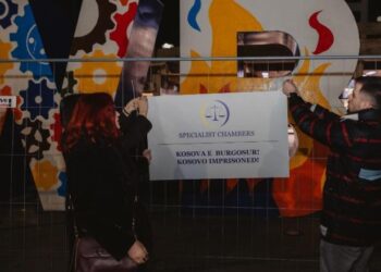 ‘Kosova e burgosur’! Monumenti ‘Newborn’ në Prishtinë rrethohet me kangjella hekuri si burgu për ish-krerët e UÇK