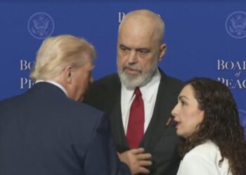 Momente pikante nga Bordi i Paqes/ Rama dhe Trump bisedë miqësore me njëri-tjetrin, buzëqeshje dhe shtrëngime duarsh