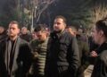FOTOLAJM / Larg Berishës dhe i rrethuar nga të rinjtë, Salianji merr pjesë në protestë