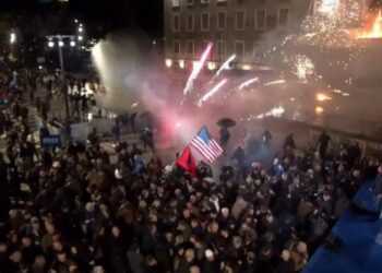 Protestuesit nuk presin të mbarojë fjalimi i Berishës, sulmojnë Kryeministrinë me molotovë