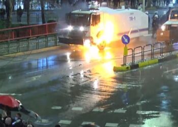 Përfshihet nga flakët autoboti i ujit pranë Urës së Lanës, militantët e Berishës e gjuajtën me molotov