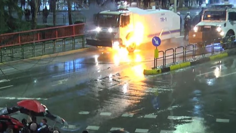 Përfshihet nga flakët autoboti i ujit pranë Urës së Lanës  militantët e Berishës e gjuajtën me molotov