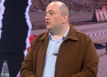 Eksperti: Rruga u dëmtua nga gërryerja! Të ndalen menjëherë lejet mjedisore për shfrytëzimin e inerteve në lumin Shkumbin