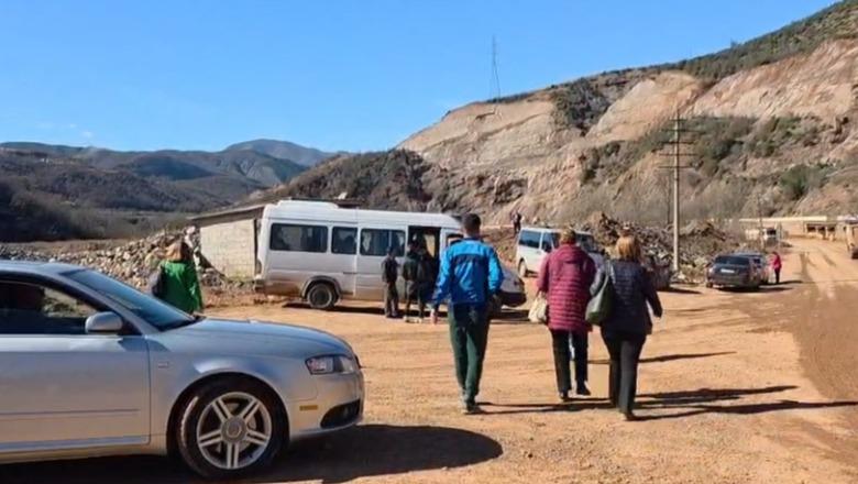 Shembja e rrugës Librazhd Pogradec  Mësues  infermierë e mjekë detyrohen të ecin orë të tëra në këmbë për të shkuar në punë