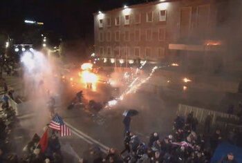 Pas hedhjes së fishekzjarreve dhe molotovëve ndaj Kryeministrisë, protestuesit i drejtohen godinës së Kuvendit