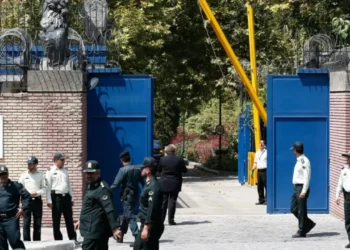 Përshkallëzimi i tensioneve SHBA-Iran, edhe Britania e Madhe tërheq stafin nga ambasada në Teheran