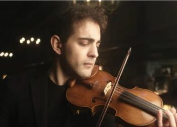 FOTO+VIDEO/ Violinisti Elvin Hoxha kap rekordin me dy koncertet e Felix Mendelssohn-it