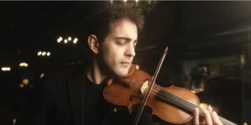 FOTO+VIDEO/ Violinisti Elvin Hoxha kap rekordin me dy koncertet e Felix Mendelssohn-it