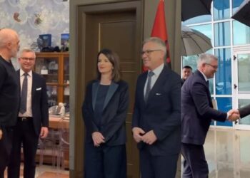 Mesazhi i komisionerit të BE pas takimeve në Tiranë: Shqipëria është në rrugën e duhur, ka bërë përparim konkret