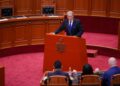 ‘Akuzuan Belind Ballukun….’, të qeshura në Parlament pasi Berisha i harron mbiemrin Këlliçit