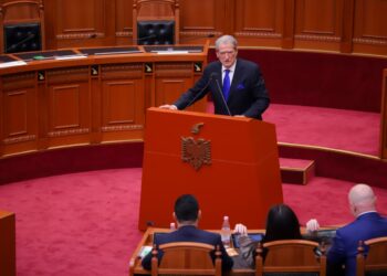 ‘Akuzuan Belind Ballukun….’, të qeshura në Parlament pasi Berisha i harron mbiemrin Këlliçit