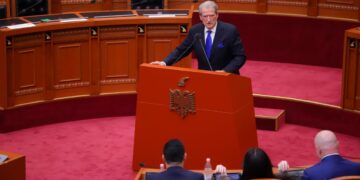 ‘Akuzuan Belind Ballukun….’, të qeshura në Parlament pasi Berisha i harron mbiemrin Këlliçit