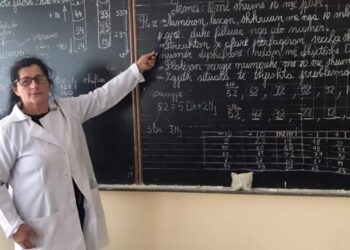 U filmua duke goditur dhe fyer nxënësit në shkollë, shpallet në kërkim mësuesja 58-vjeçare në Kamëz