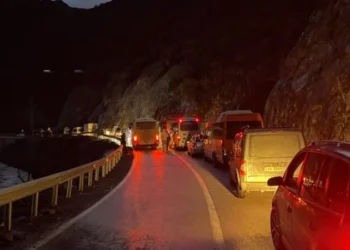 Bllokohet totalisht aksi rrugor Maliq-Moglicë-Gramsh, qindra qytetarë dhe fëmijë në radhë kilometrike makinash