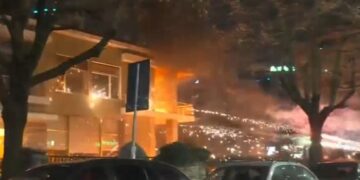 Militantët e PD sulmojnë me molotovë ish-vilën e Enver Hoxhës, panik mes punonjësve të muzeut