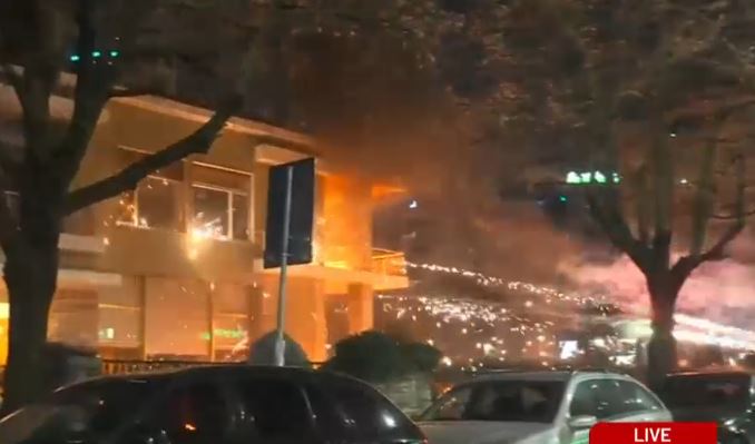 Militantët e PD sulmojnë me molotovë ish vilën e Enver Hoxhës  panik mes punonjësve të muzeut