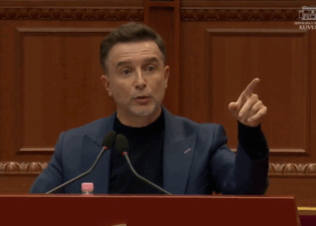 “Po rrëzon tarracën e pallatit”, Braçe denoncon qytetarin: Ujësjellësi t’i ndërpresë ujin dhe ta verifikojë