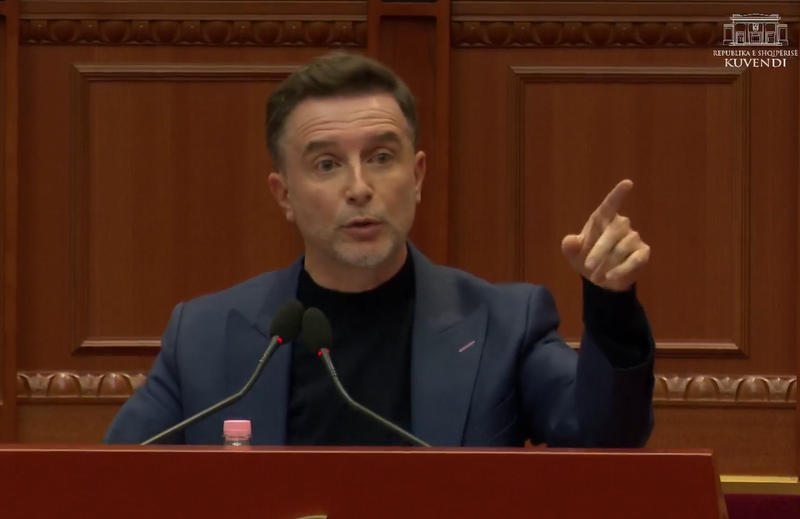  Po rrëzon tarracën e pallatit   Braçe denoncon qytetarin  Ujësjellësi t i ndërpresë ujin dhe ta verifikojë