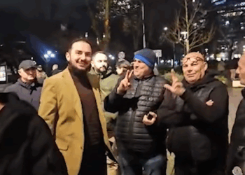 “I paftuari” Salianji shfaqet në protestën e opozitës, por qëndron larg “zemrës”…