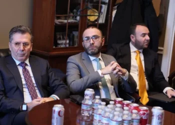 Poza një-dy-tre… dhe populli në sfond