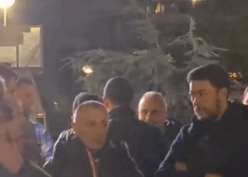 Protesta e opozitës, Shkëlzen Berisha shfaqet në shoqërinë e deputetit të PD-së Arjan Ndoja
