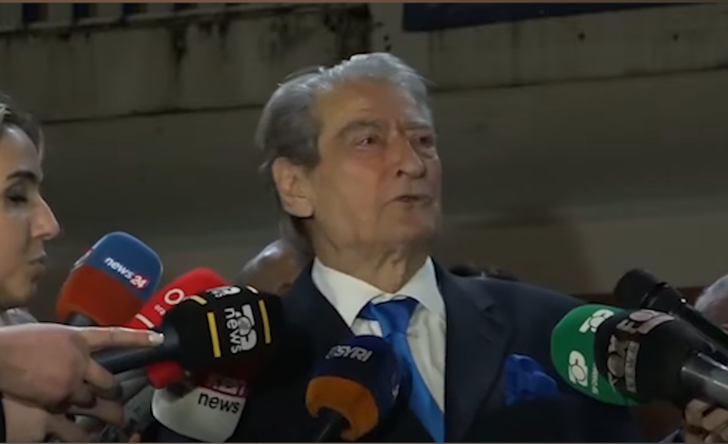 Berisha flet për protestë paqësore  por i quan militantët e vet  kryengritës të armatosur 