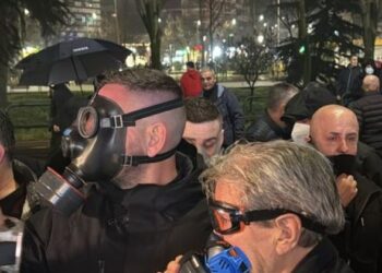 Policia iu përgjigj me ujë e gaz lotsjellës, Berisha vendos maskën anti-gaz dhe drejton protestën pranë Kuvendit