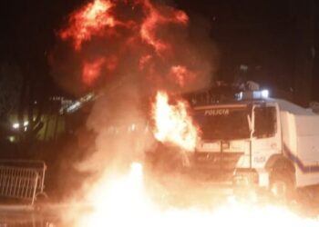 Tensione para Kuvendit/ Përplasje mes protestuesve dhe policisë, hidhen molotovë dhe gaz lotsjellës