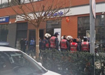 Tiranë/ Hyri në bankë me kallashnikov dhe qëlloi në dysheme: kush është autori i grabitjes së dështuar?