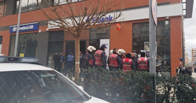 EMRI / Hyri në bankë me kallashnikov dhe qëlloi në dysheme, kush është autori i tentativës për grabitje në Tiranë