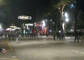 Sherr mes militantëve të PD/ Protesta e opozitës, protestuesit mblidhen te Kuvendi