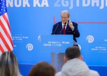 Berisha: Policia i sulmon protestuesit me molotovë. Shihni pamjet, nuk i hedhim ne!