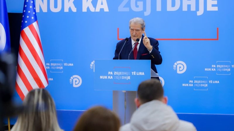 Berisha  Policia i sulmon protestuesit me molotovë  Shihni pamjet  nuk i hedhim ne 