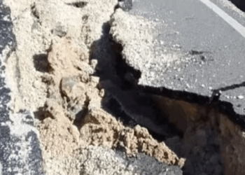 Masivi shkëmbor bie në rrugë, bllokohet hyrja e qytetit të Skraparit! Çahet edhe asfalti i rrugës që lidhet me Përmetin