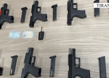 Kishte fshehur 10 “Beretta” në kofanon e makinës, arrestohet 27-vjeçari