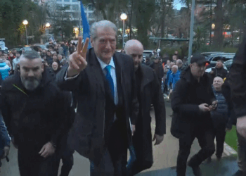 Protesta e PD, Sali Berisha mbërrin në selinë blu (VIDEO)