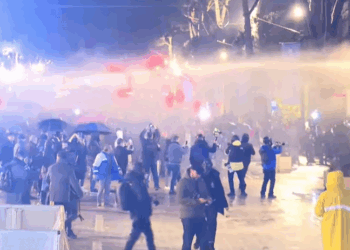 Policia tenton të shpërndajë turmën me ujë, protestuesit heqin barrierat metalike para Kryeministrisë