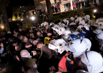 Tensionohet protesta para Parlamentit, përplasje me policinë, hidhen dhjetëra molotovë (VIDEO)