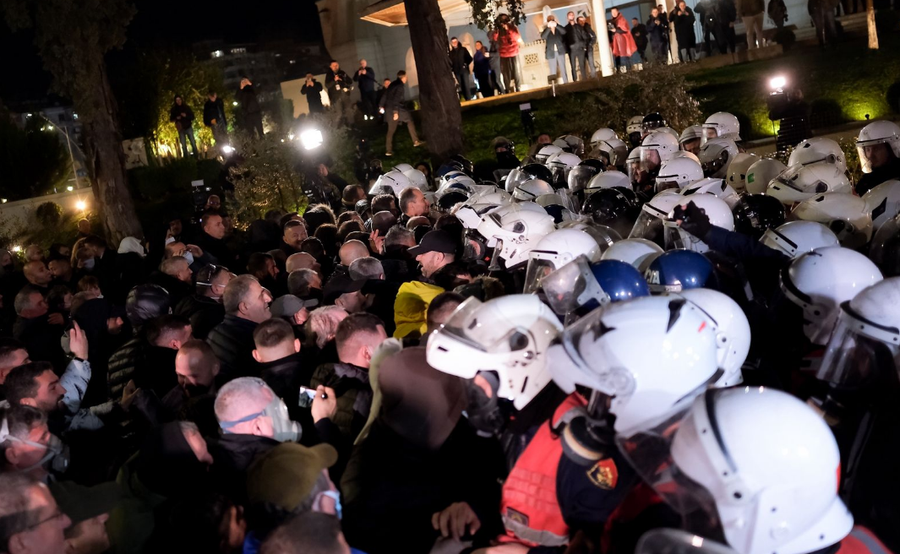 Tensionohet protesta para Parlamentit, përplasje me policinë, hidhen dhjetëra molotovë (VIDEO)