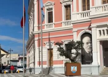 Prokuroria “zbarkon” në Bashkinë e Vlorës, hetime për paga fiktive dhe administrimin e plazheve