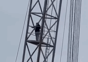 “Dy muaj pa marrë pagat”, një grua në Kuçovë hipën majë kullës tek ish-Uzina
