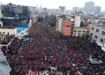 “Drejtësi, jo politikë”, mijëra qytetarë në Prishtinë tubim në mbështetje të UÇK. Osmani, Balla e Ahmeti të pranishëm