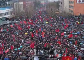 Më i madhi në historinë e Kosovës, mbi 130 mijë qytetarë morën pjesë në marshimin “Drejtësi, jo politikë”