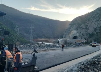 Nis shtrimi me binder në aksin Elbasan-Qafë Thanë, qarkullimi me një sens deri më 20 shkurt