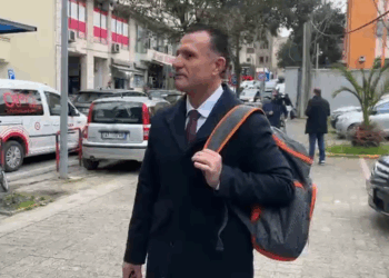 VIDEO / Pasi u rrah nga dy të rinj, rikthehet avokati i Metës: Jam bé! Bejlerët nuk thyhen!