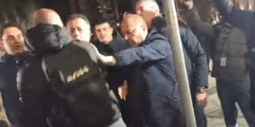 Flamur Noka përplaset me policët: Horra që rrëmbejnë dhe dhunojnë protestuesit