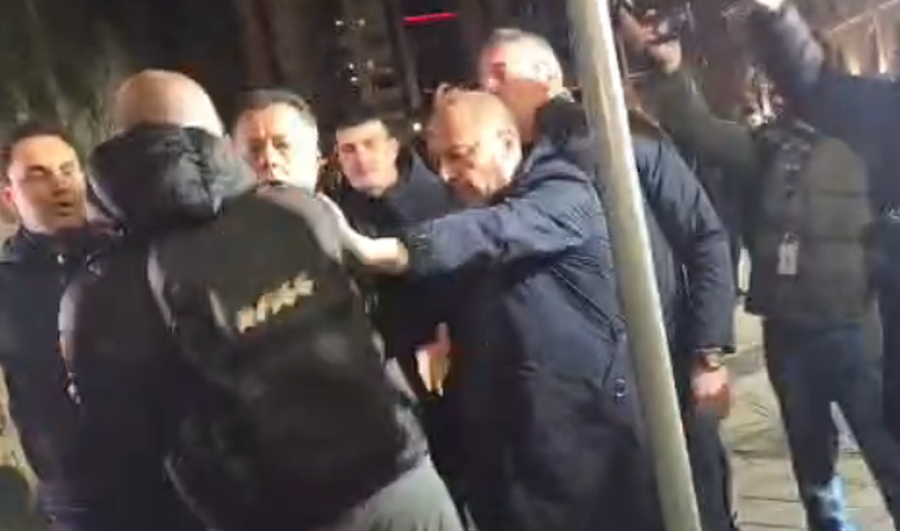 Flamur Noka përplaset me policët  Horra që rrëmbejnë dhe dhunojnë protestuesit