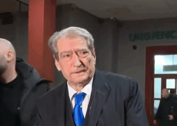 Berisha viziton të lënduarit në spital, akuza policisë: Kriminelë me uniformë dhe të droguar…